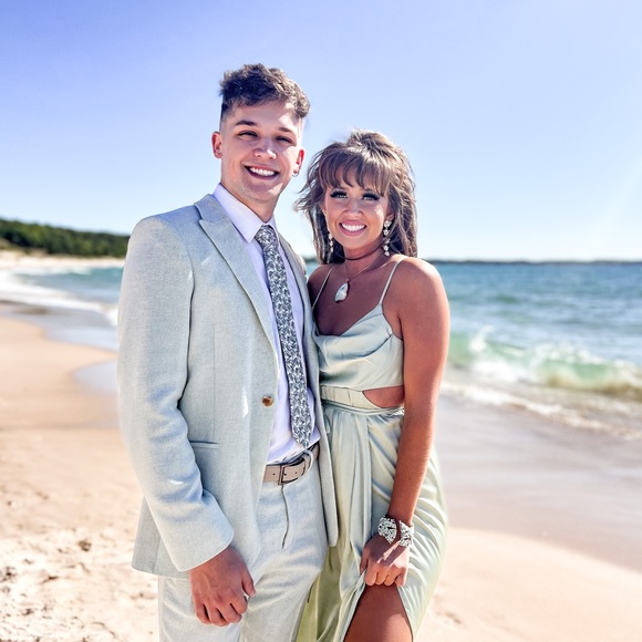 Meet your Posher, Claudia - Picture 2 of 4